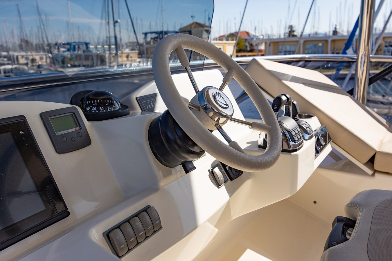 https://arconyachts.ams3.digitaloceanspaces.com/120539/conversions/large_4731245-optimize.jpg