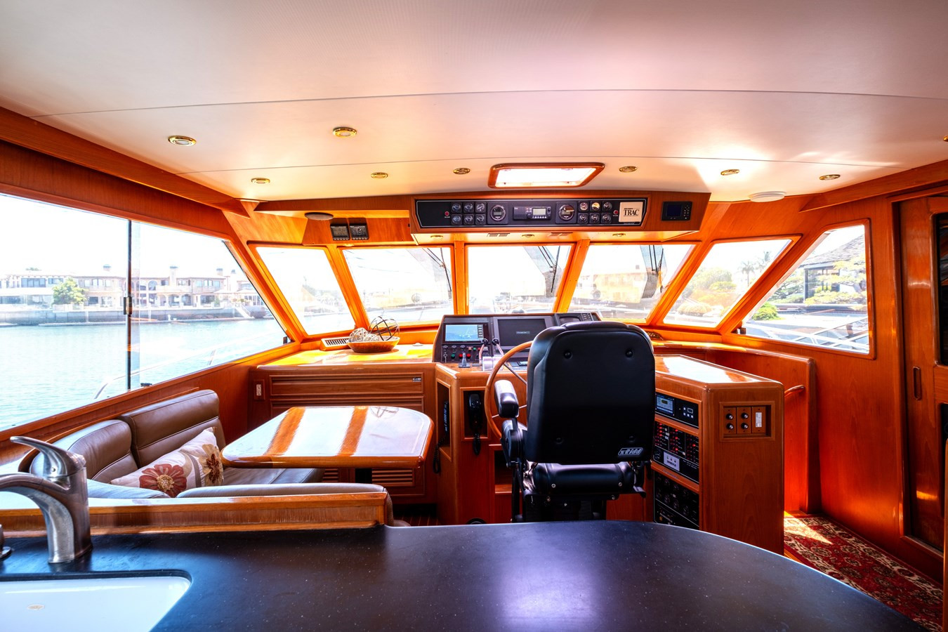 https://arconyachts.ams3.digitaloceanspaces.com/120651/conversions/large_4770930-optimize.jpg