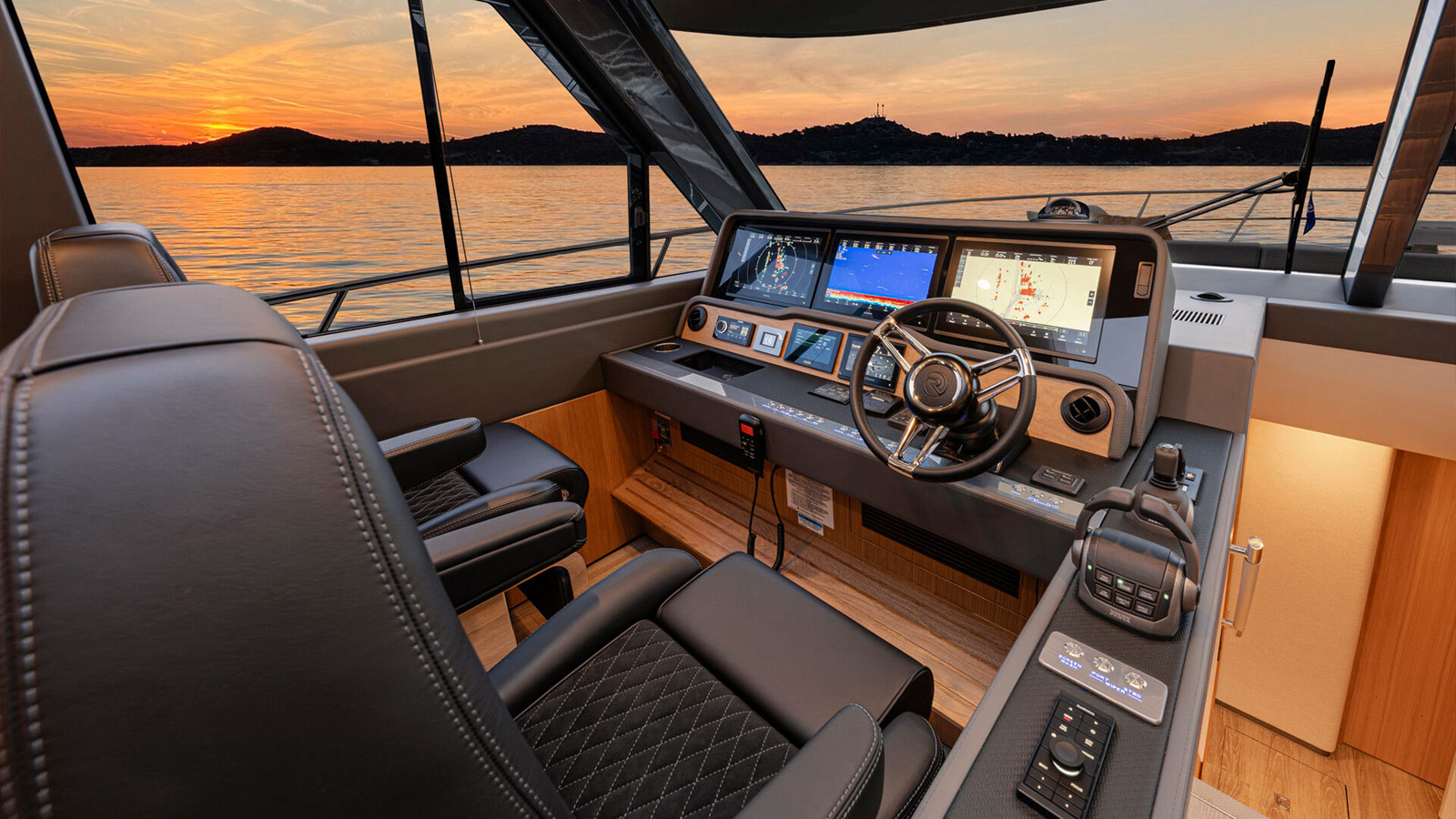 https://arconyachts.ams3.digitaloceanspaces.com/120739/conversions/large_4839944-optimize.jpg