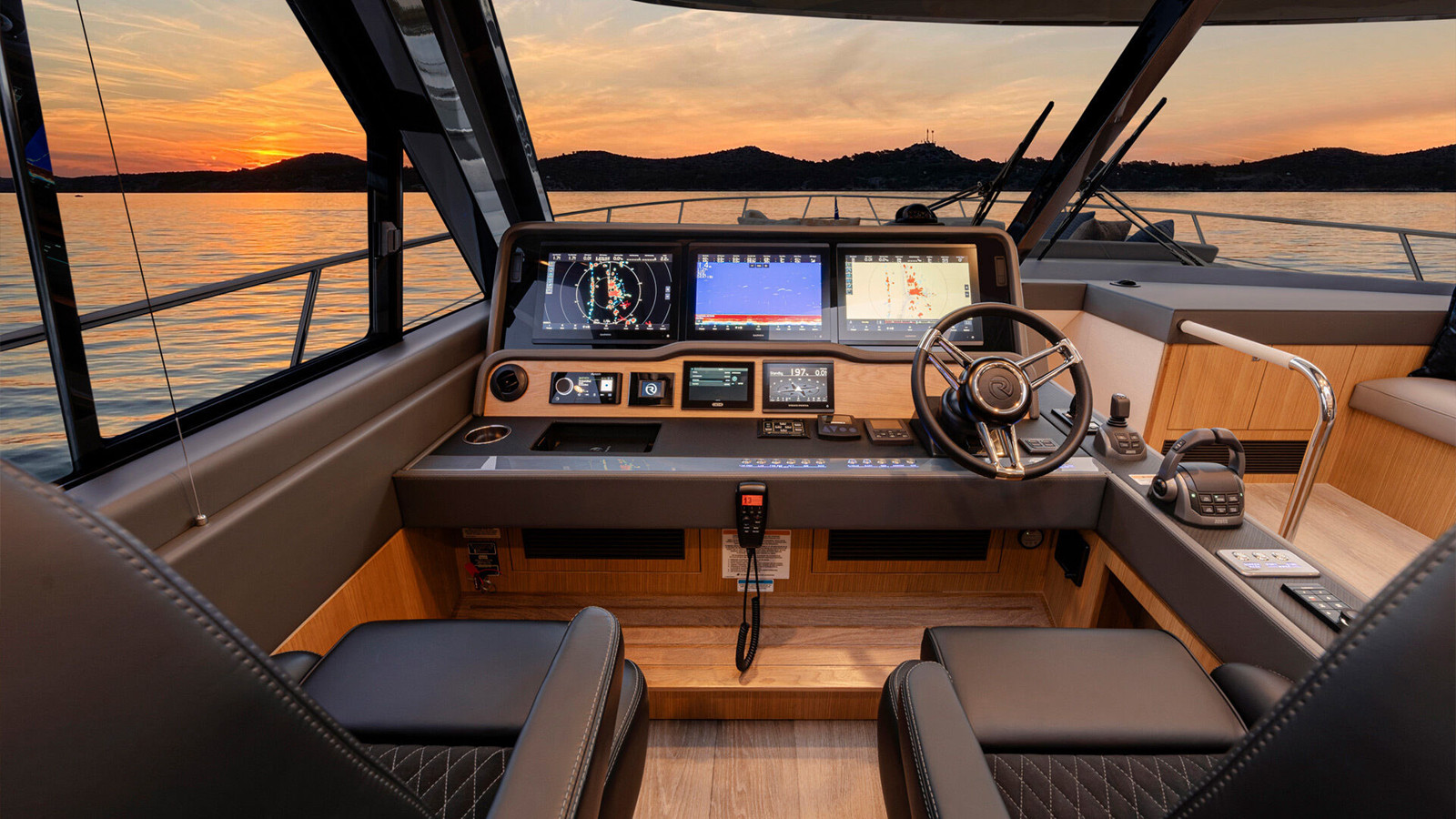https://arconyachts.ams3.digitaloceanspaces.com/120743/conversions/large_4839945-optimize.jpg