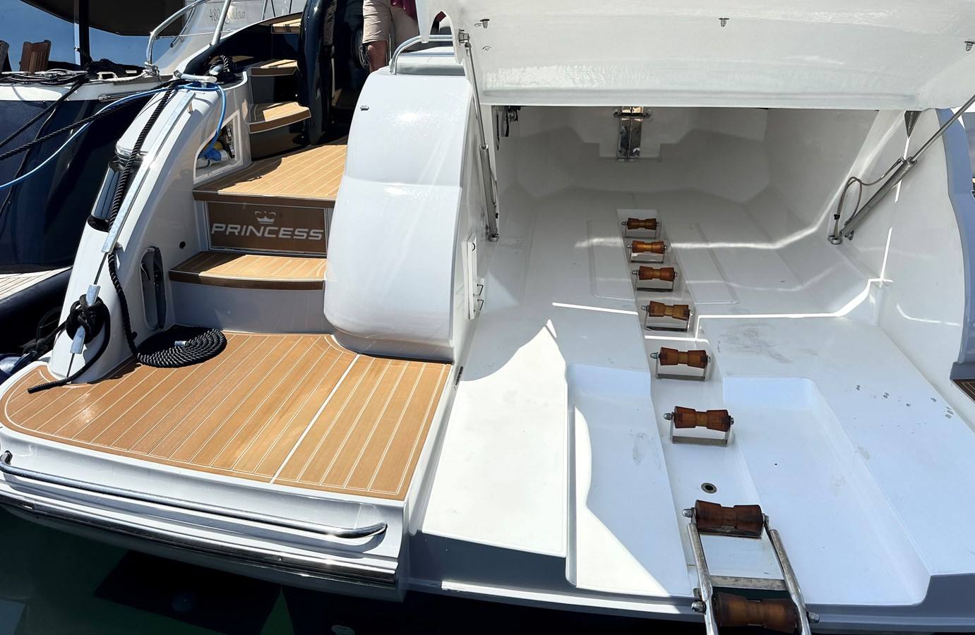 https://arconyachts.ams3.digitaloceanspaces.com/120871/conversions/large_4304558-optimize.jpg