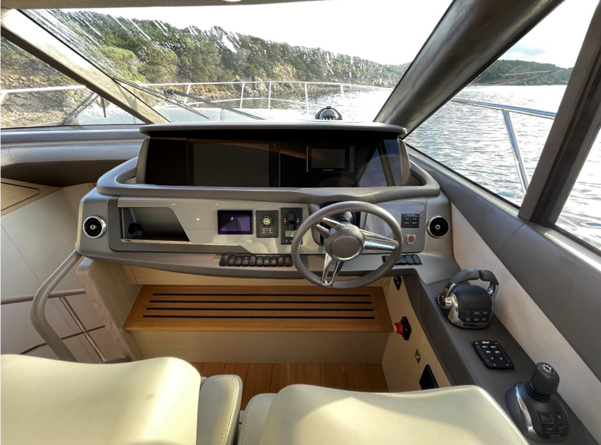 https://arconyachts.ams3.digitaloceanspaces.com/120875/conversions/large_4440369-optimize.jpg