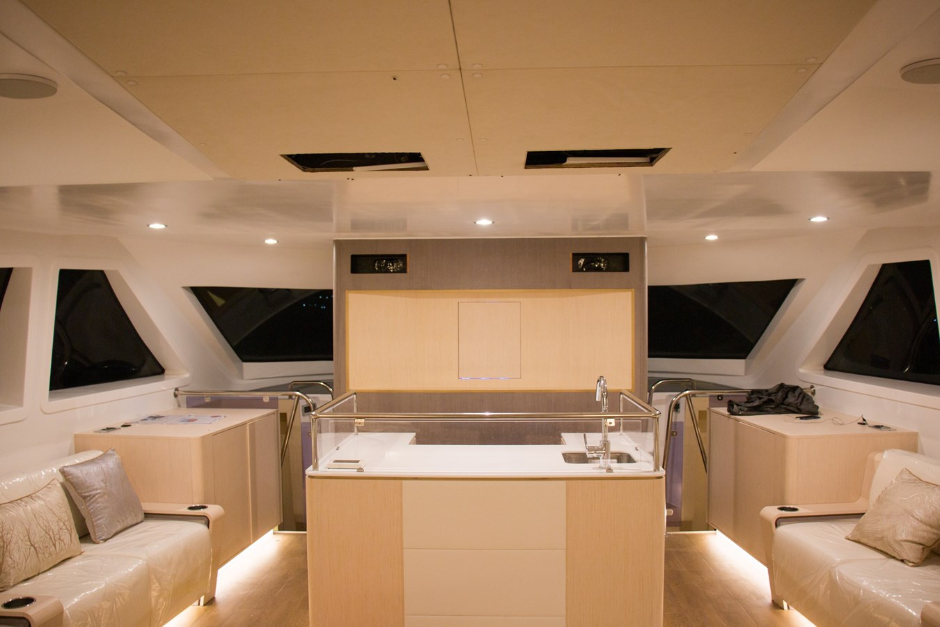 https://arconyachts.ams3.digitaloceanspaces.com/120905/conversions/large_4562034-optimize.jpg