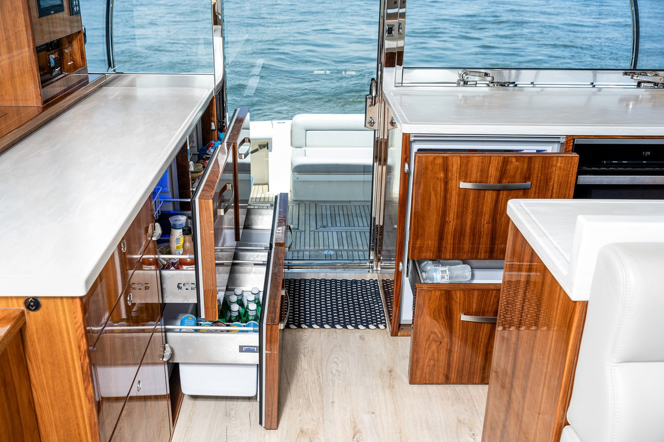 https://arconyachts.ams3.digitaloceanspaces.com/121006/conversions/large_4425455-optimize.jpg