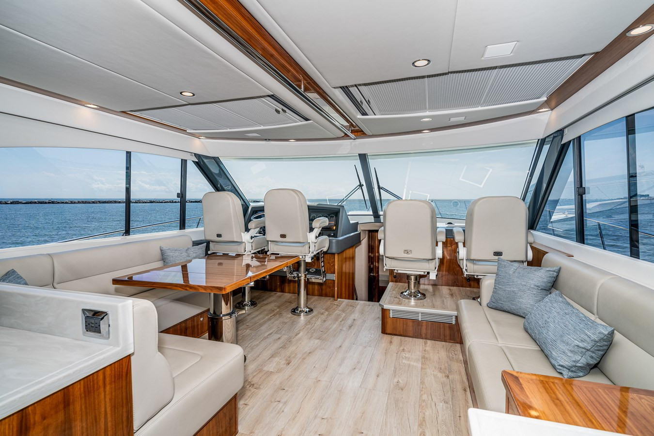 https://arconyachts.ams3.digitaloceanspaces.com/121015/conversions/large_4425445-optimize.jpg