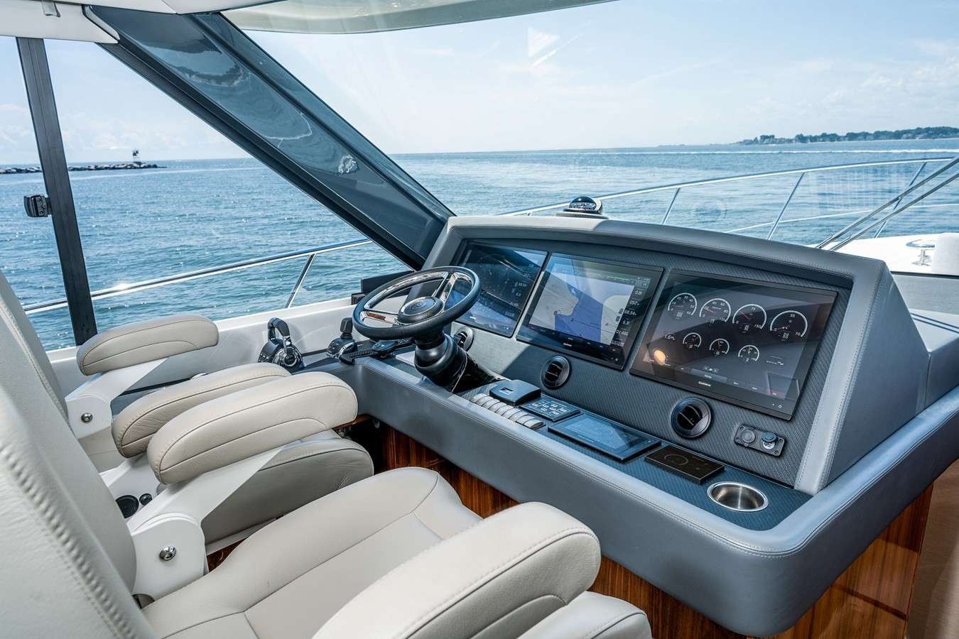 https://arconyachts.ams3.digitaloceanspaces.com/121018/conversions/large_4425451-optimize.jpg