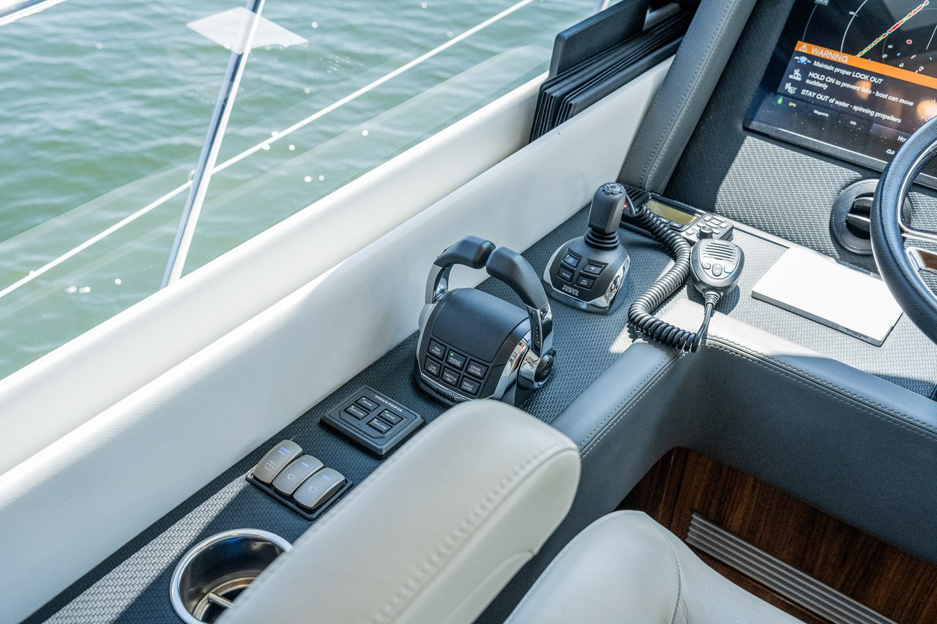 https://arconyachts.ams3.digitaloceanspaces.com/121021/conversions/large_4425448-optimize.jpg