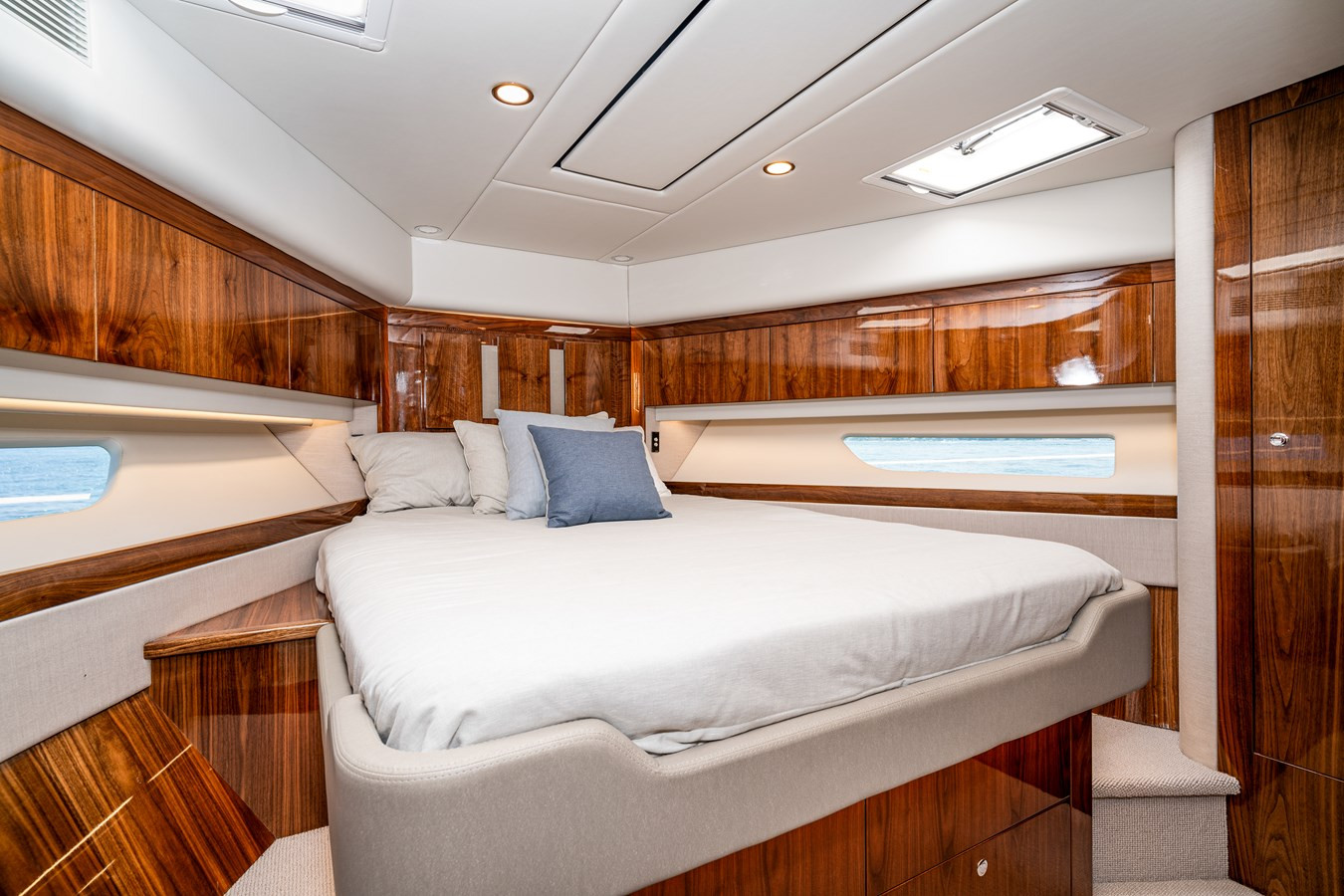 https://arconyachts.ams3.digitaloceanspaces.com/121044/conversions/large_4425454-optimize.jpg