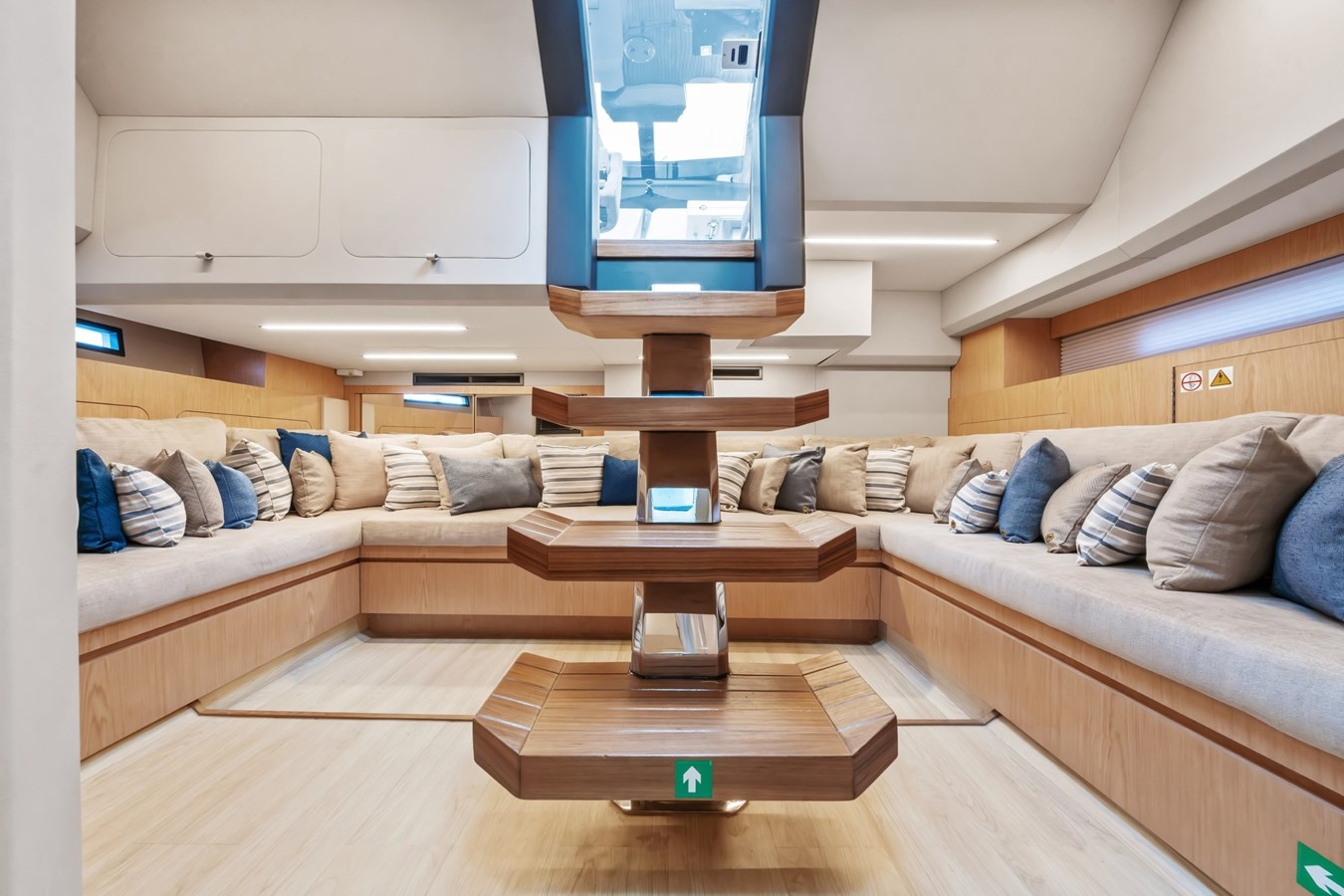 https://arconyachts.ams3.digitaloceanspaces.com/121087/conversions/large_4512933-optimize.jpg