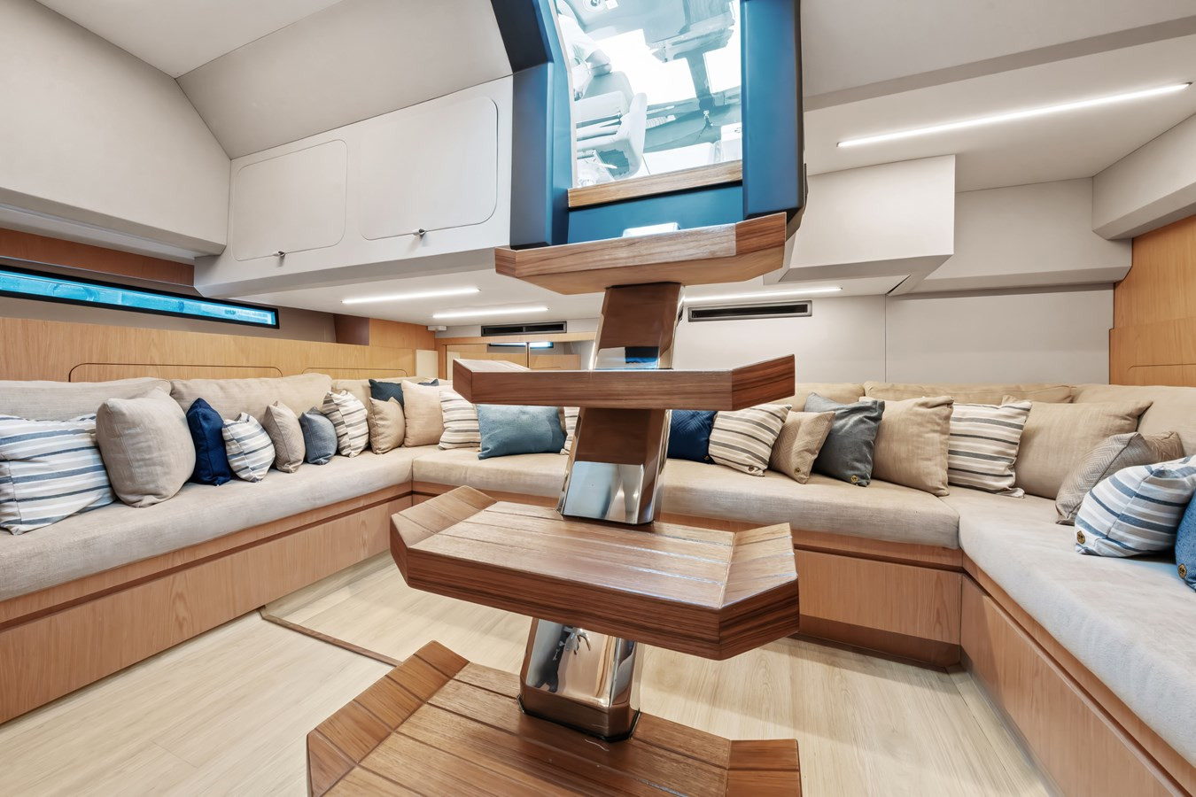 https://arconyachts.ams3.digitaloceanspaces.com/121090/conversions/large_4512934-optimize.jpg