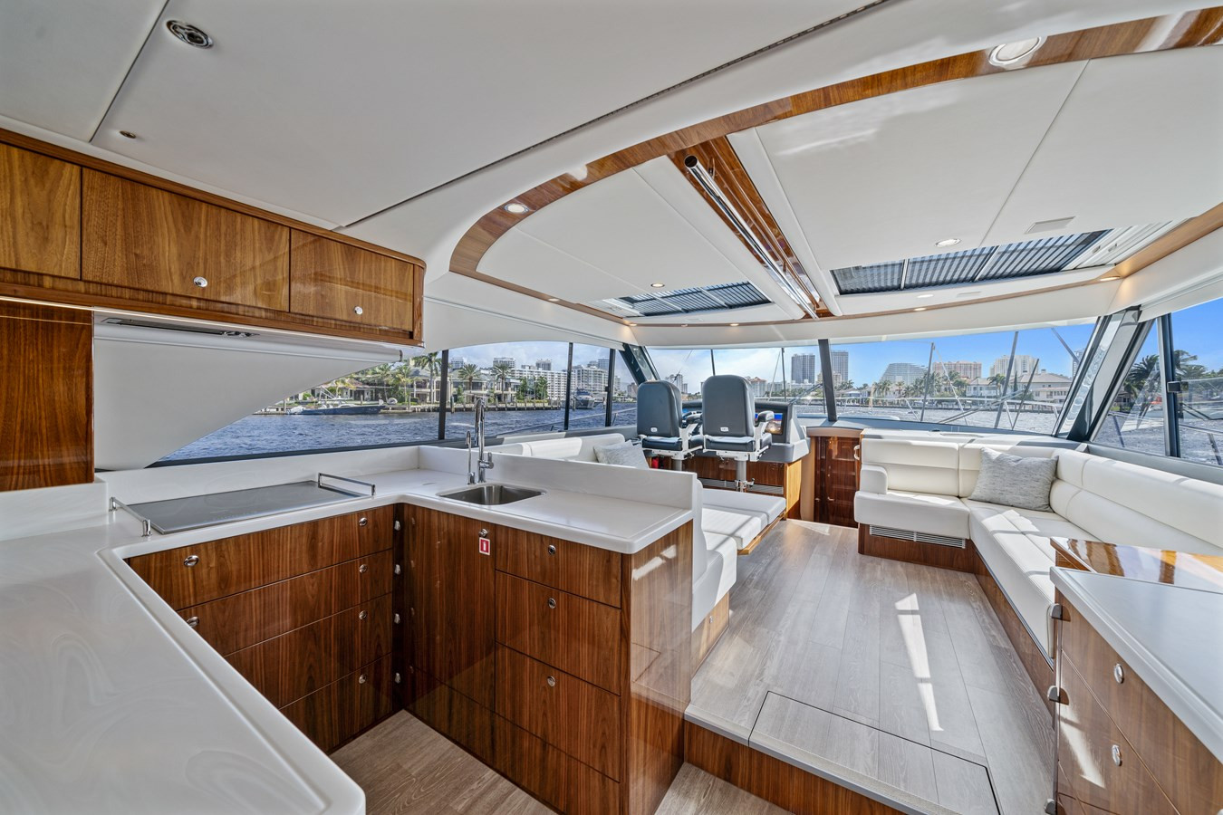 https://arconyachts.ams3.digitaloceanspaces.com/121092/conversions/large_4440936-optimize.jpg