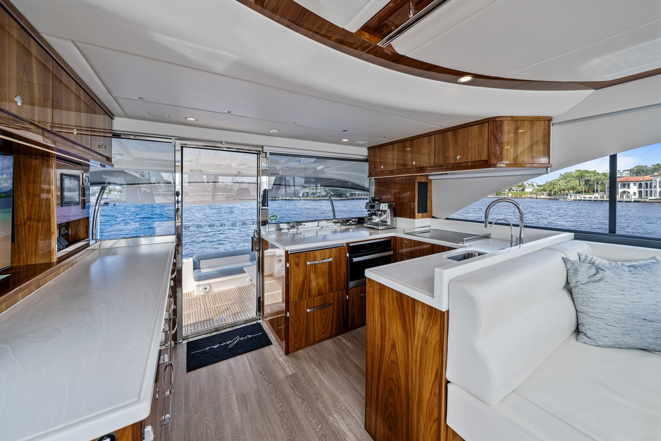 https://arconyachts.ams3.digitaloceanspaces.com/121095/conversions/large_4440937-optimize.jpg
