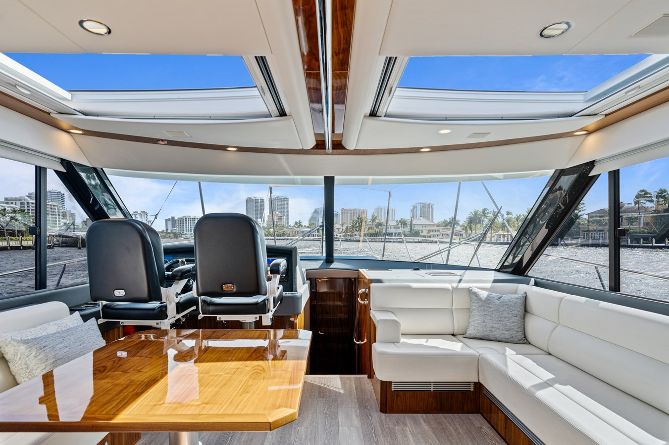 https://arconyachts.ams3.digitaloceanspaces.com/121103/conversions/large_4440951-optimize.jpg