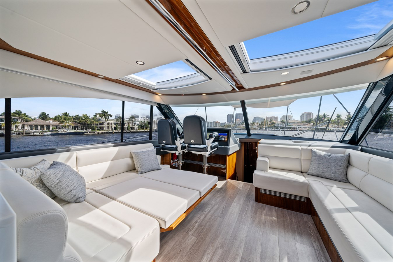 https://arconyachts.ams3.digitaloceanspaces.com/121109/conversions/large_4440953-optimize.jpg
