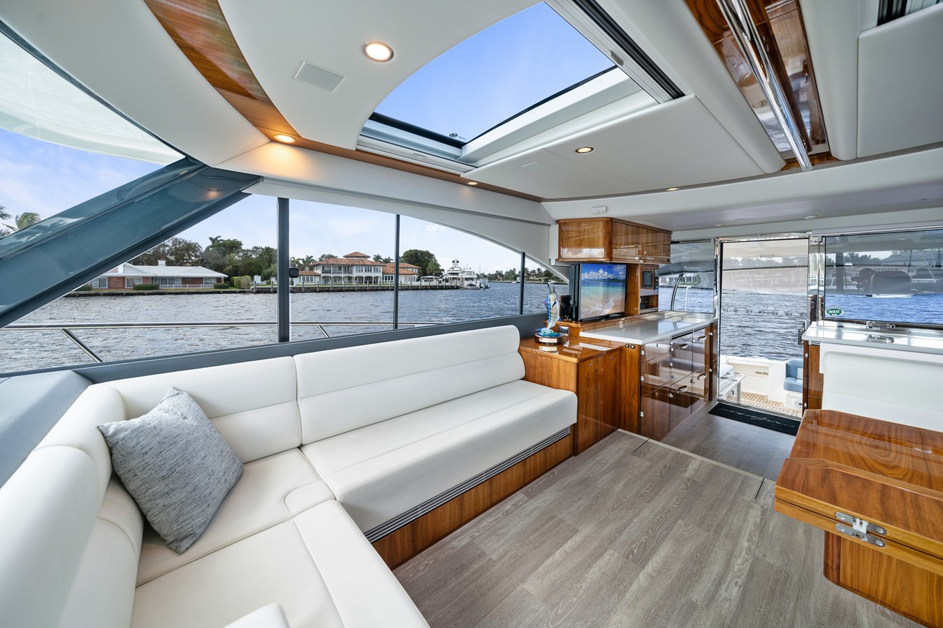 https://arconyachts.ams3.digitaloceanspaces.com/121112/conversions/large_4440954-optimize.jpg