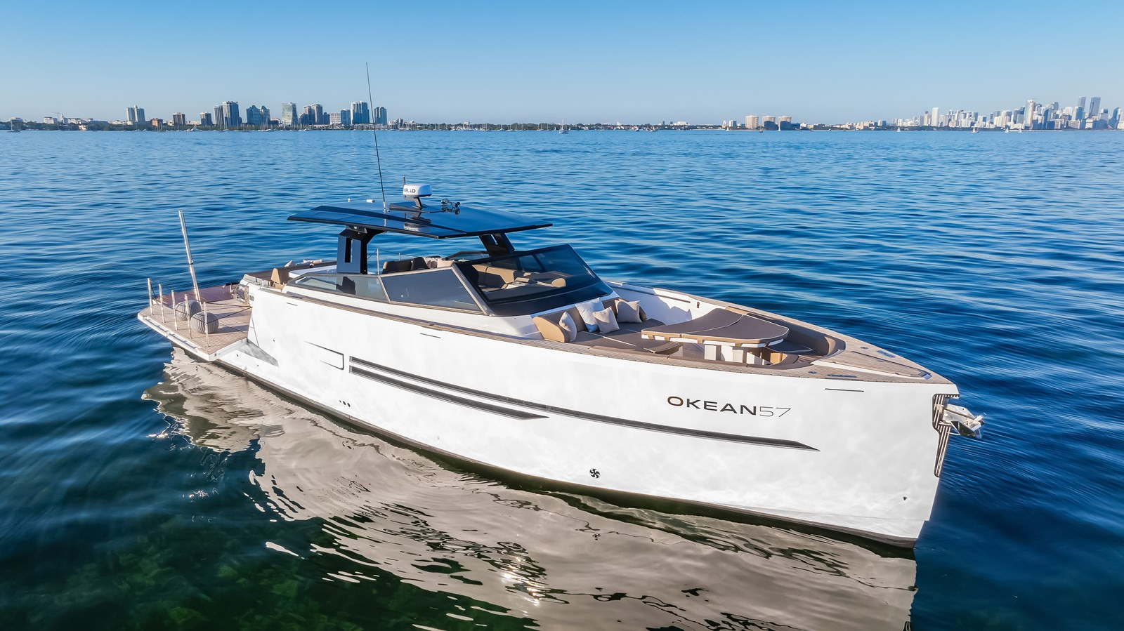 https://arconyachts.ams3.digitaloceanspaces.com/121117/conversions/large_4512944-optimize.jpg