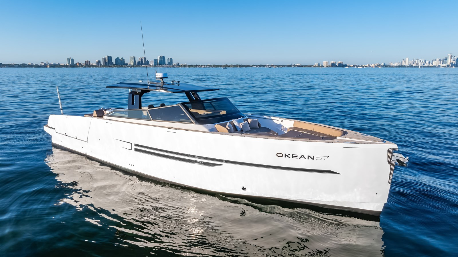 https://arconyachts.ams3.digitaloceanspaces.com/121124/conversions/large_4512946-optimize.jpg