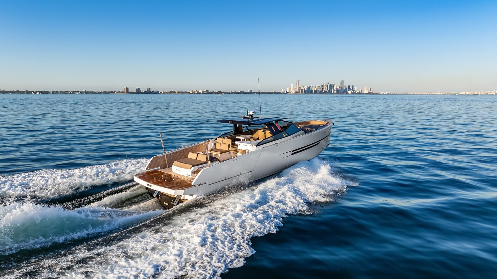 https://arconyachts.ams3.digitaloceanspaces.com/121254/conversions/large_4512990-optimize.jpg