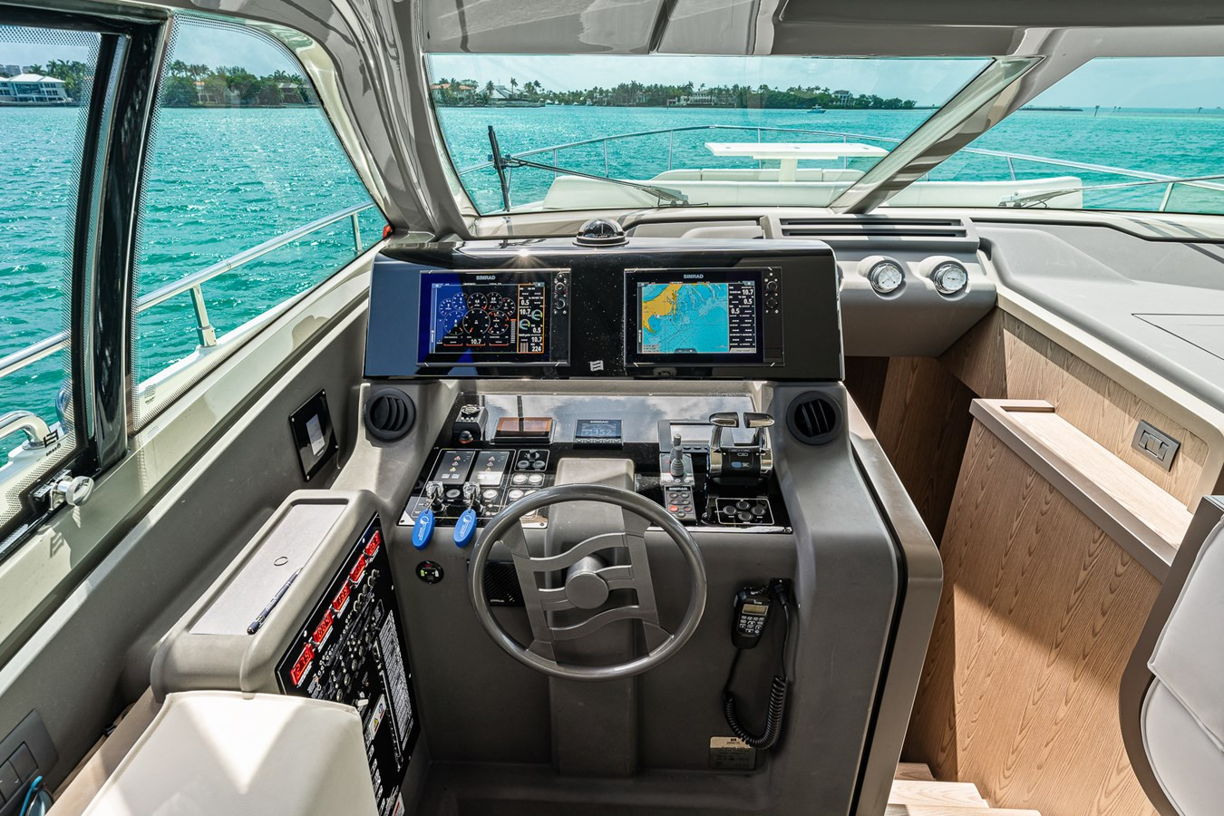 https://arconyachts.ams3.digitaloceanspaces.com/121267/conversions/large_4626516-optimize.jpg