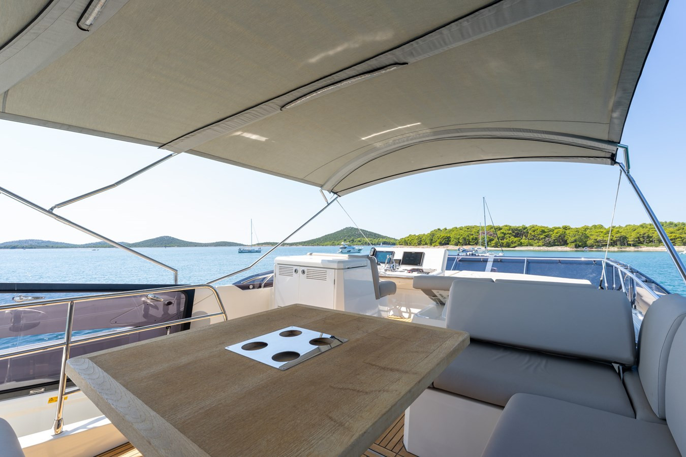 https://arconyachts.ams3.digitaloceanspaces.com/121313/conversions/large_4803260-optimize.jpg