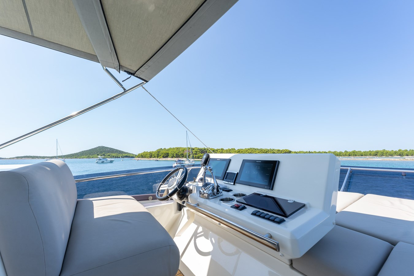 https://arconyachts.ams3.digitaloceanspaces.com/121318/conversions/large_4803258-optimize.jpg