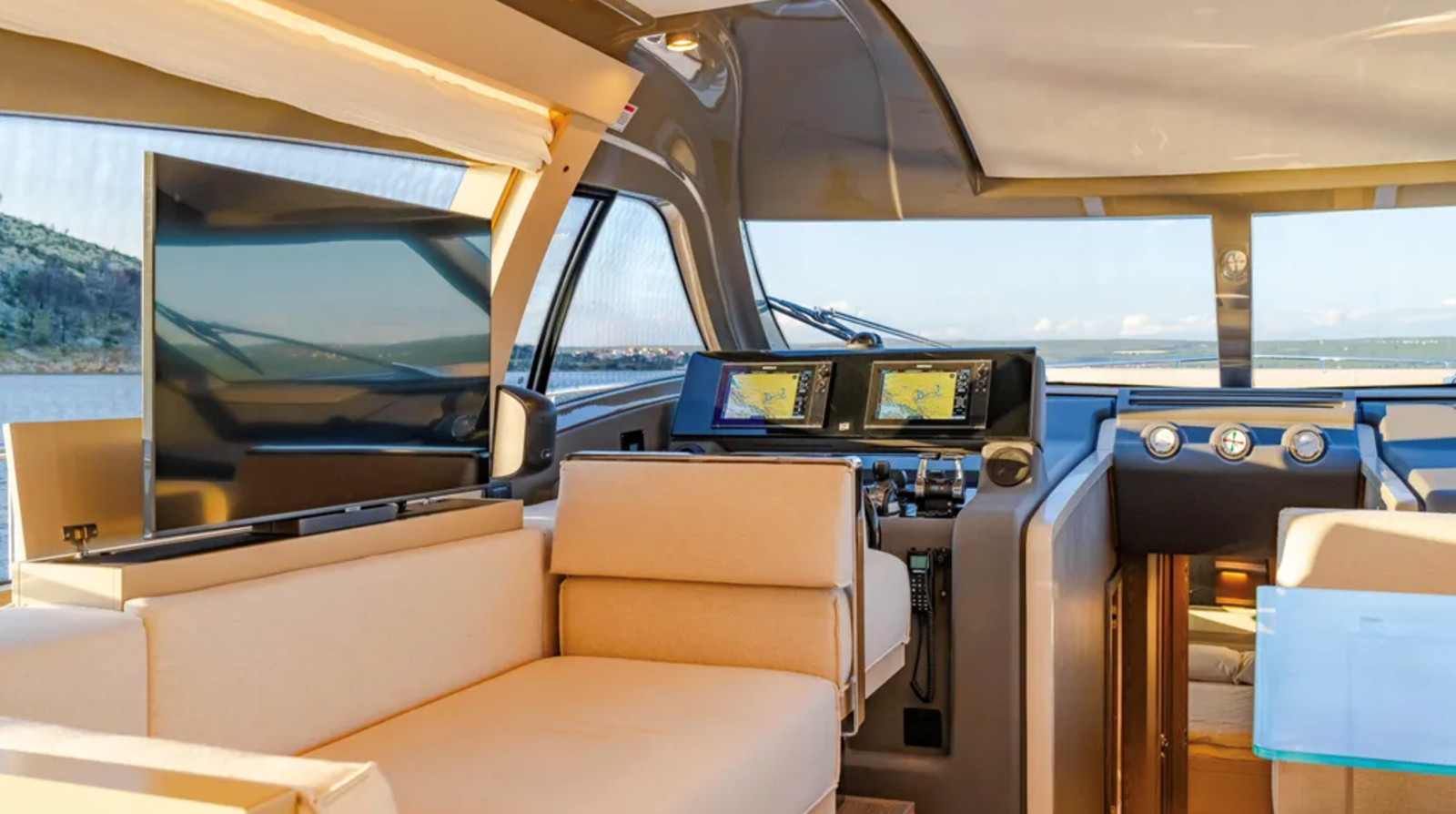 https://arconyachts.ams3.digitaloceanspaces.com/121353/conversions/large_4719275-optimize.jpg