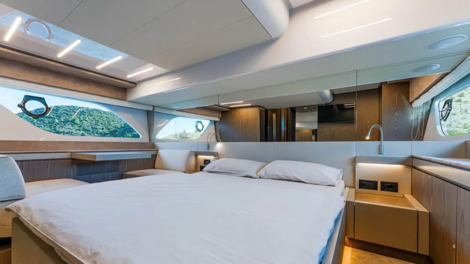 https://arconyachts.ams3.digitaloceanspaces.com/121378/conversions/large_4719282-optimize.jpg