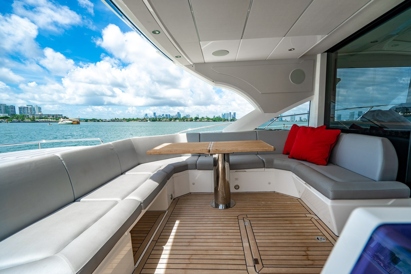 https://arconyachts.ams3.digitaloceanspaces.com/121436/conversions/large_3023940-optimize.jpg