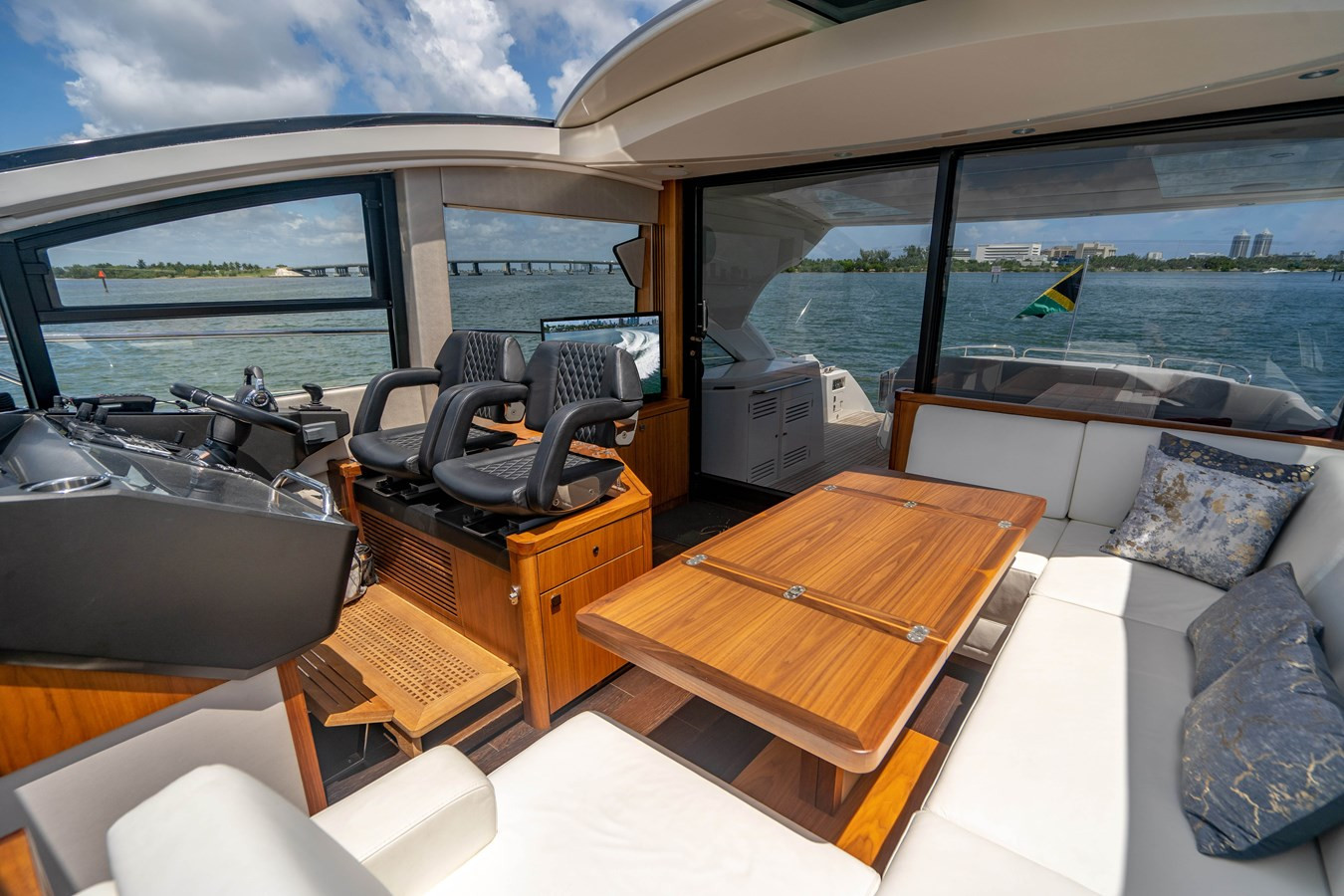 https://arconyachts.ams3.digitaloceanspaces.com/121541/conversions/large_3023977-optimize.jpg