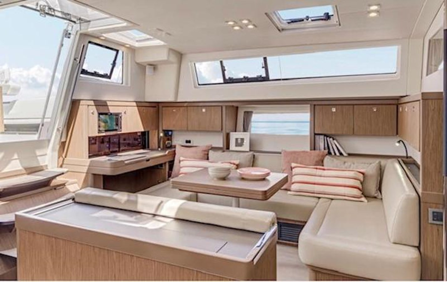 https://arconyachts.ams3.digitaloceanspaces.com/121655/conversions/large_3520308-optimize.jpg