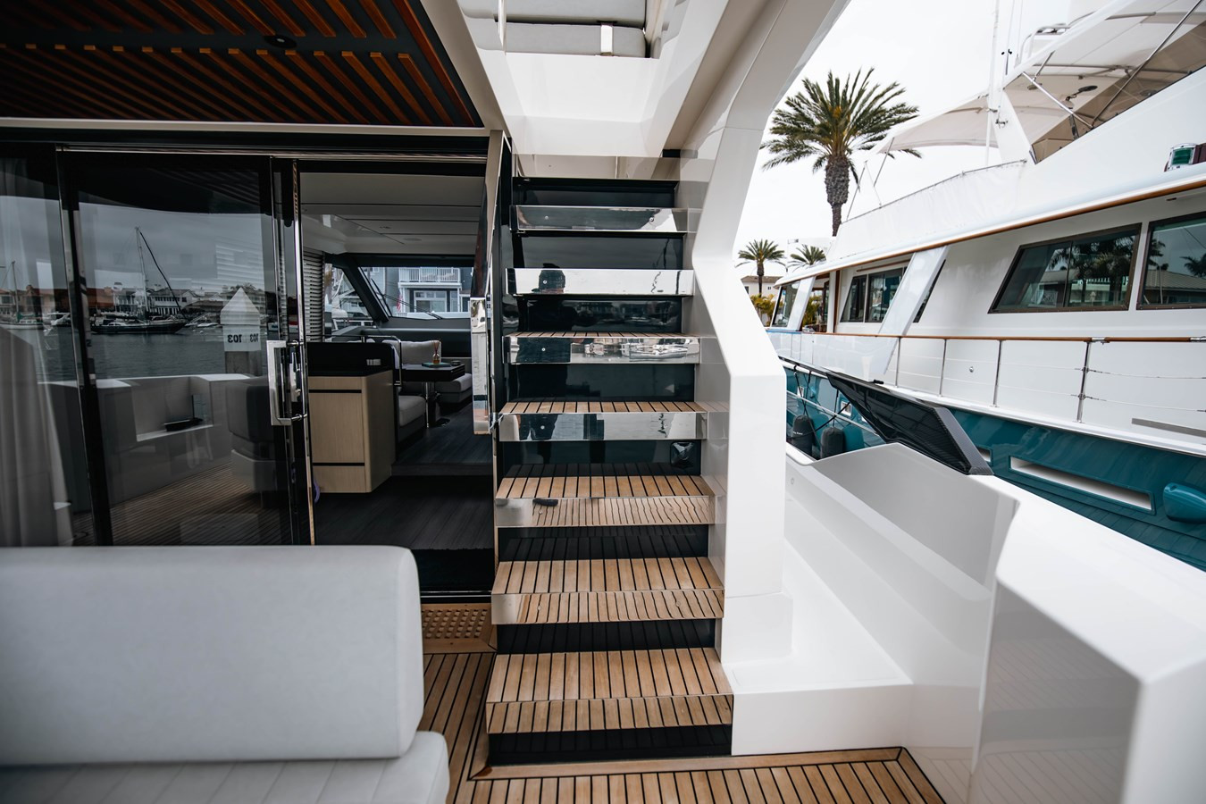 https://arconyachts.ams3.digitaloceanspaces.com/121901/conversions/large_3801614-optimize.jpg