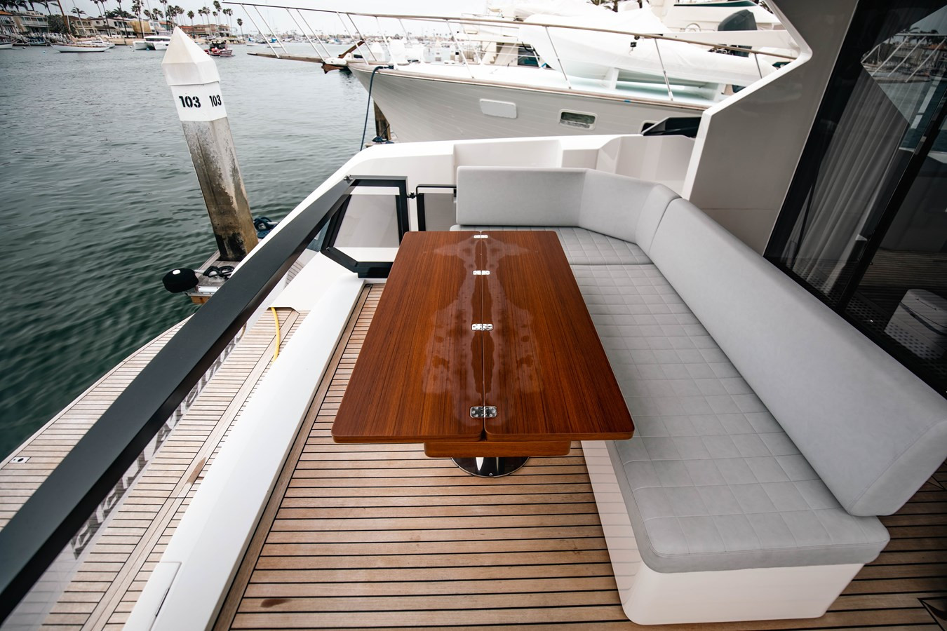 https://arconyachts.ams3.digitaloceanspaces.com/121918/conversions/large_3801619-optimize.jpg