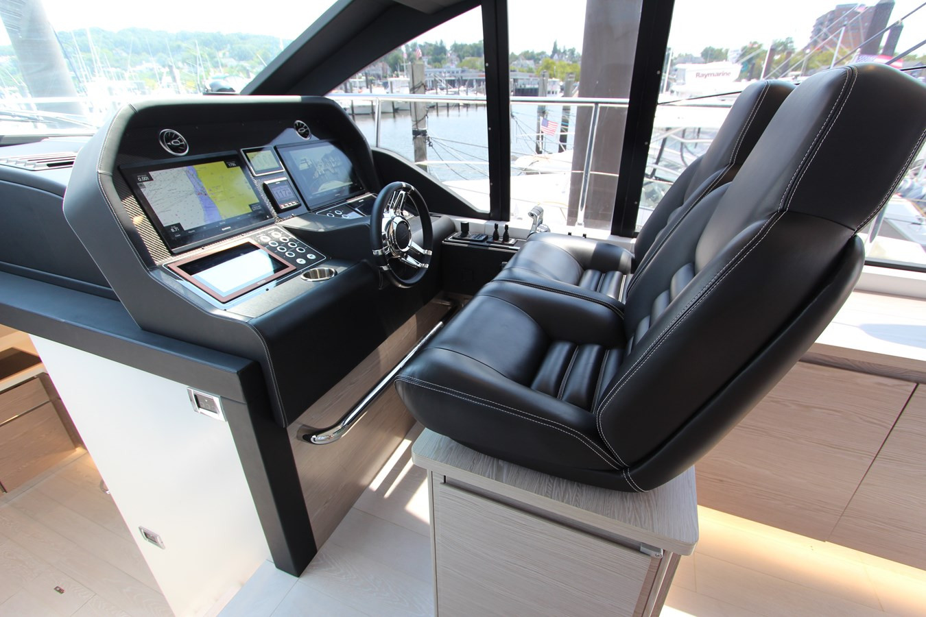 https://arconyachts.ams3.digitaloceanspaces.com/122113/conversions/large_4298421-optimize.jpg