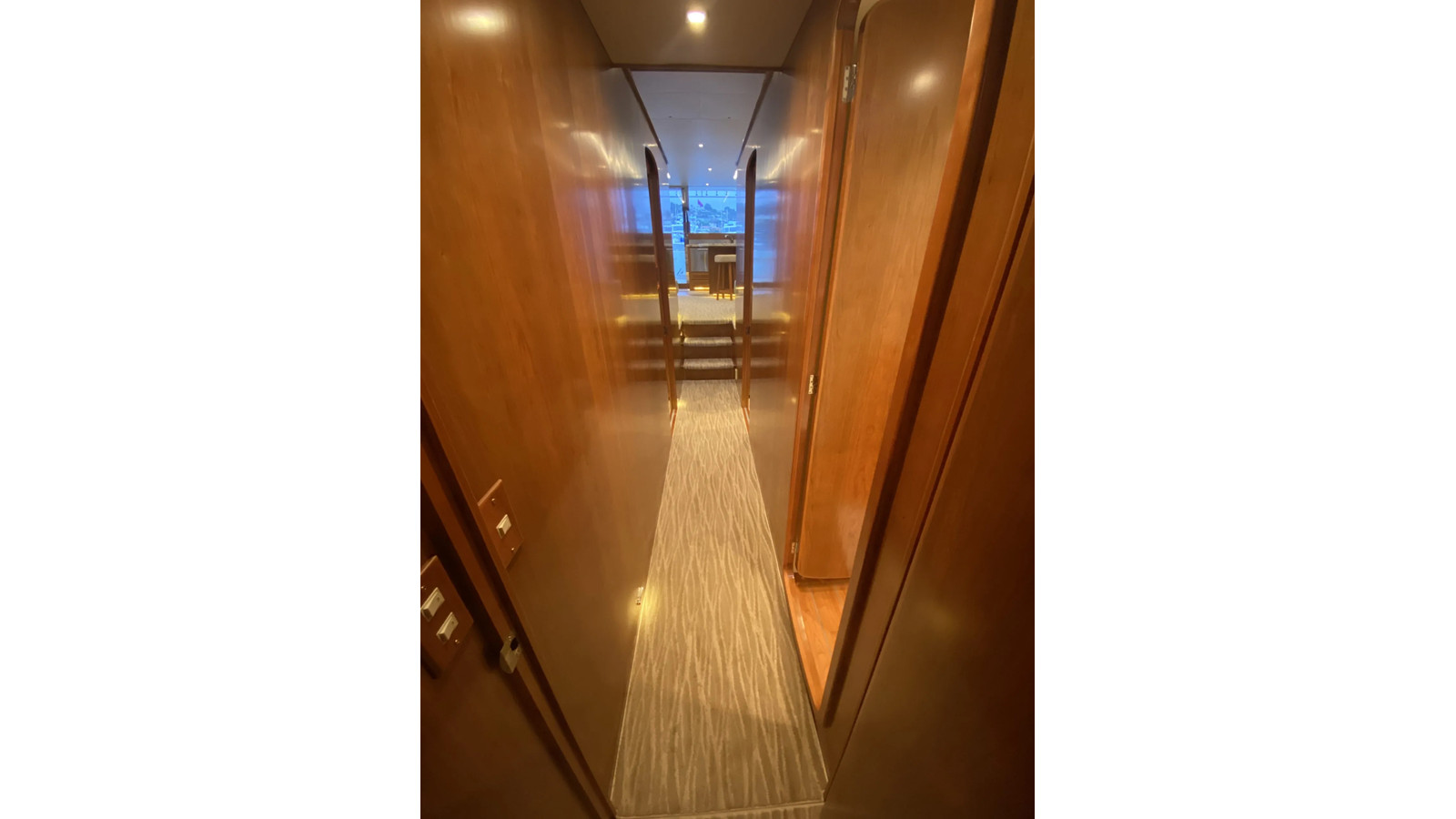 https://arconyachts.ams3.digitaloceanspaces.com/122213/conversions/large_4532692-optimize.jpg