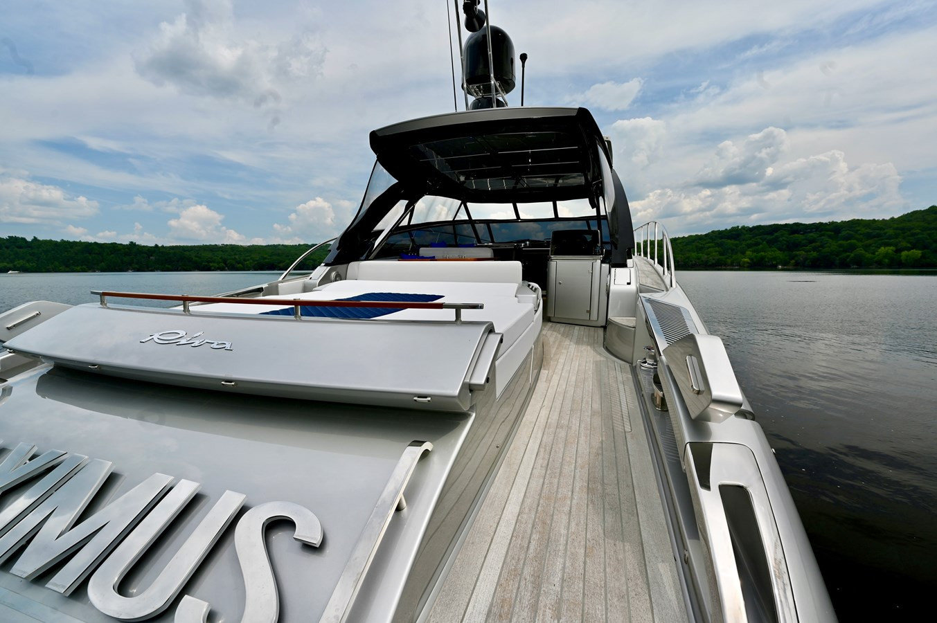 https://arconyachts.ams3.digitaloceanspaces.com/122522/conversions/large_4561524-optimize.jpg