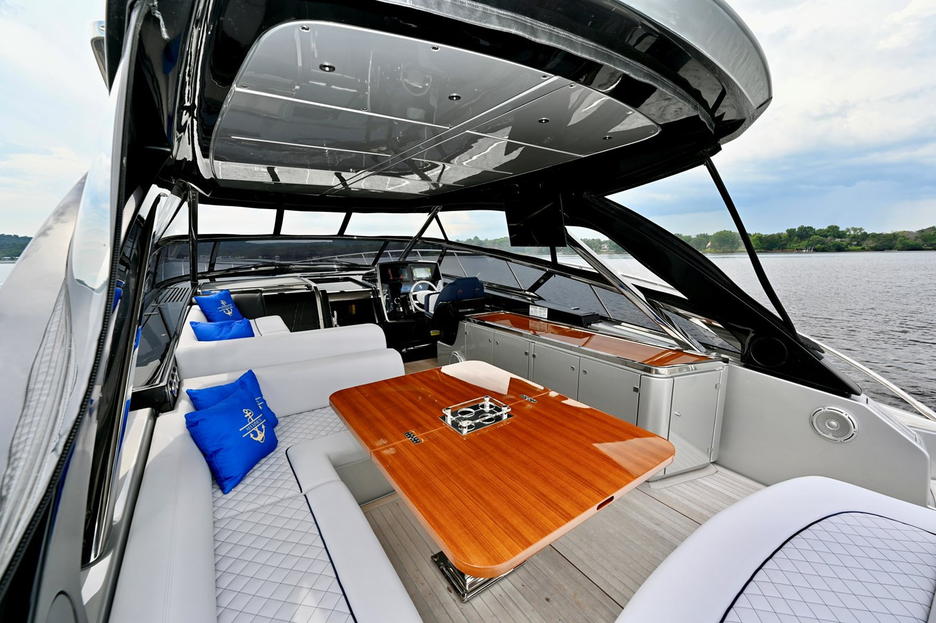 https://arconyachts.ams3.digitaloceanspaces.com/122531/conversions/large_4561527-optimize.jpg