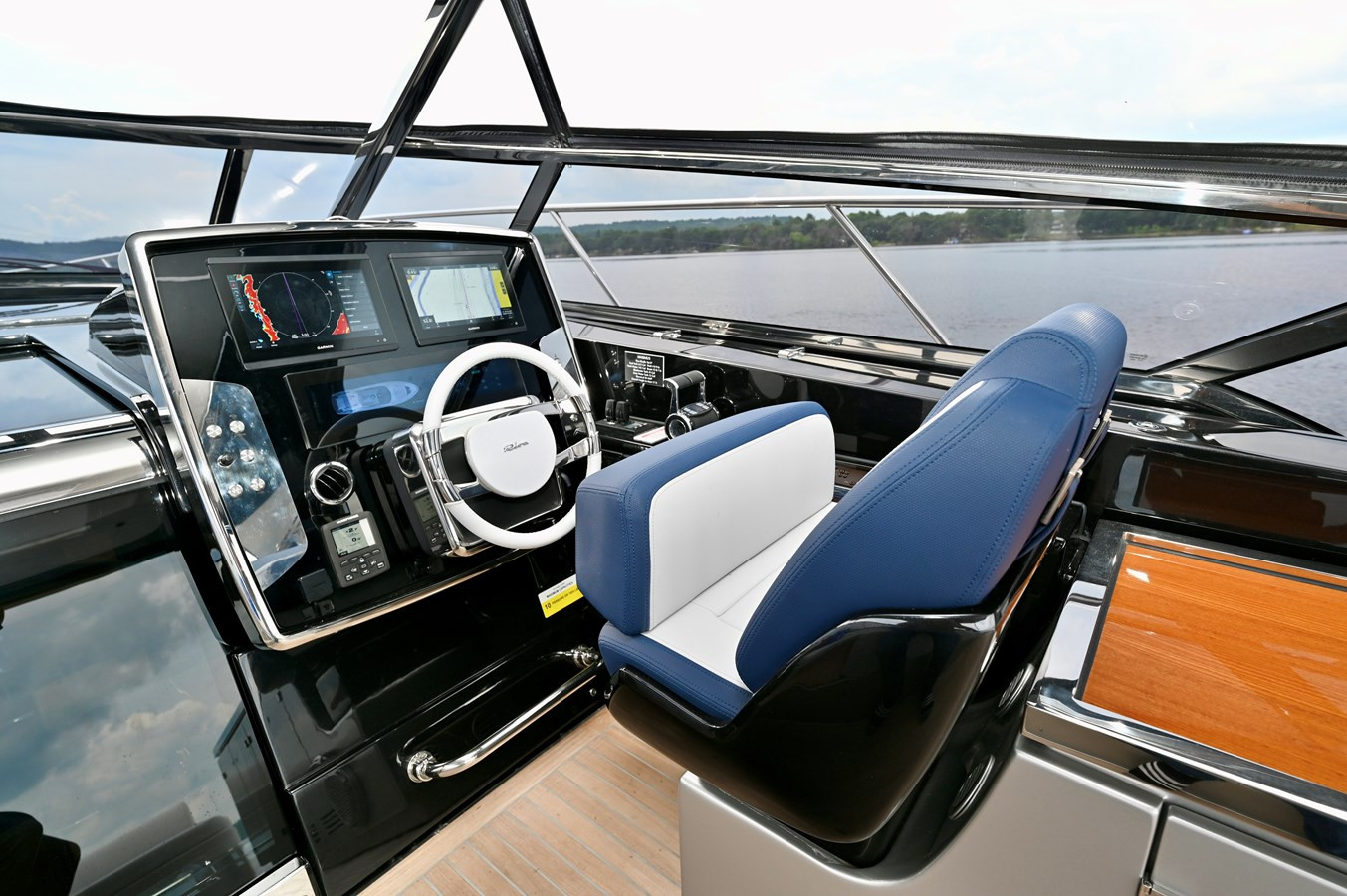 https://arconyachts.ams3.digitaloceanspaces.com/122552/conversions/large_4561534-optimize.jpg
