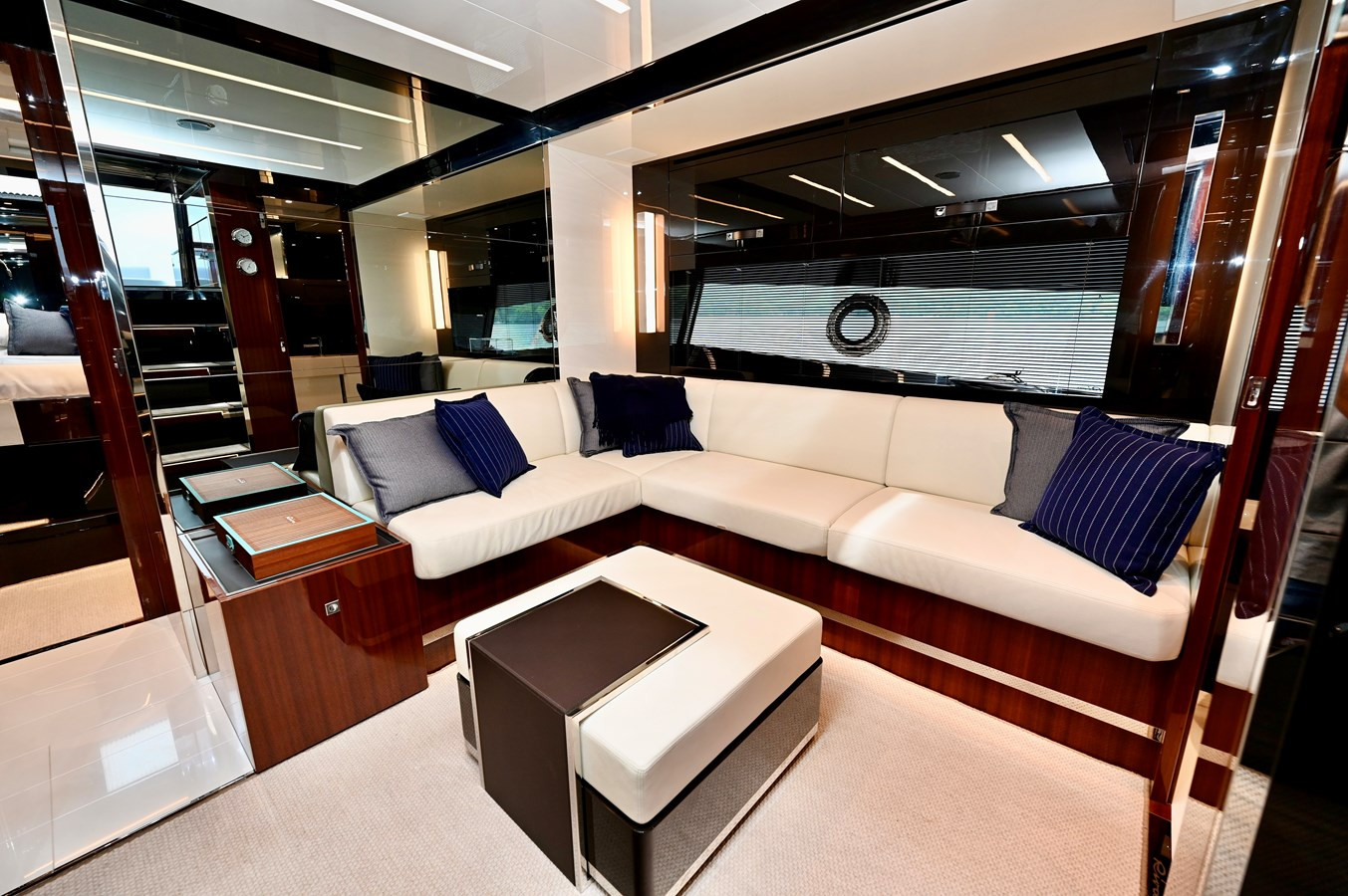 https://arconyachts.ams3.digitaloceanspaces.com/122568/conversions/large_4561539-optimize.jpg
