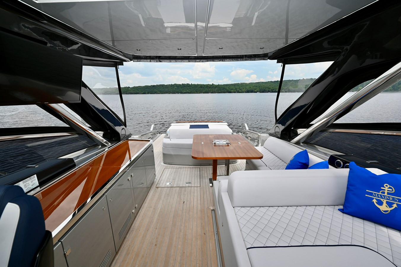 https://arconyachts.ams3.digitaloceanspaces.com/122624/conversions/large_4561558-optimize.jpg