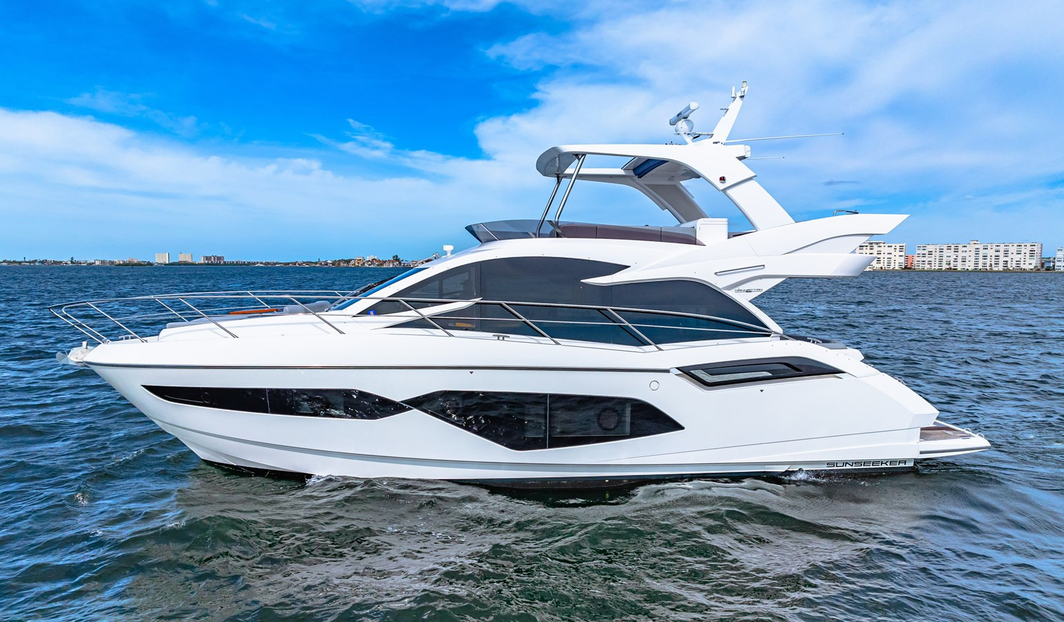 https://arconyachts.ams3.digitaloceanspaces.com/122646/conversions/large_4564544-optimize.jpg