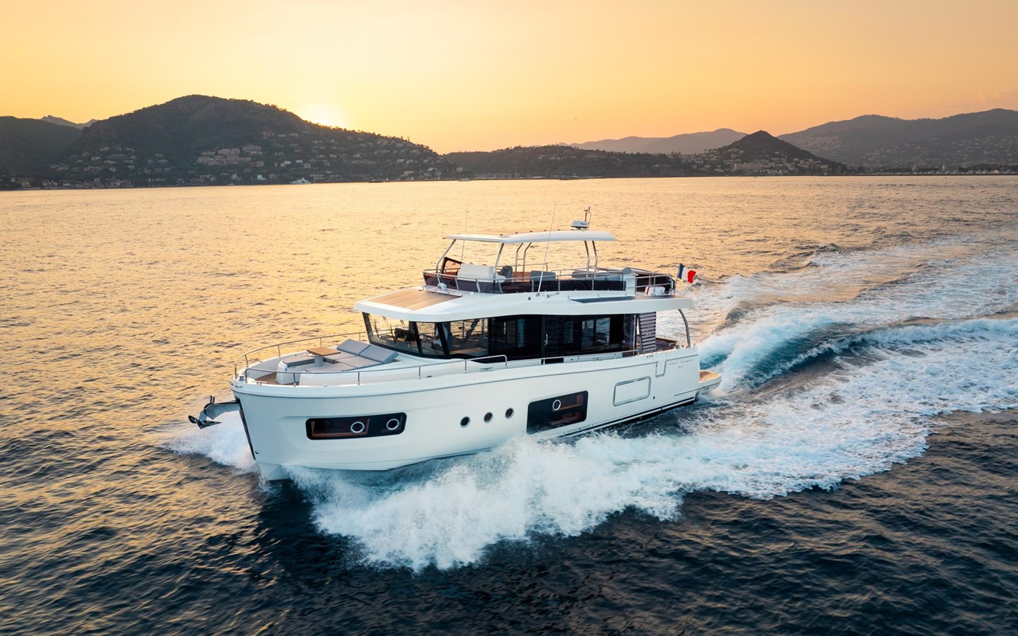 https://arconyachts.ams3.digitaloceanspaces.com/122841/conversions/large_4679996-optimize.jpg