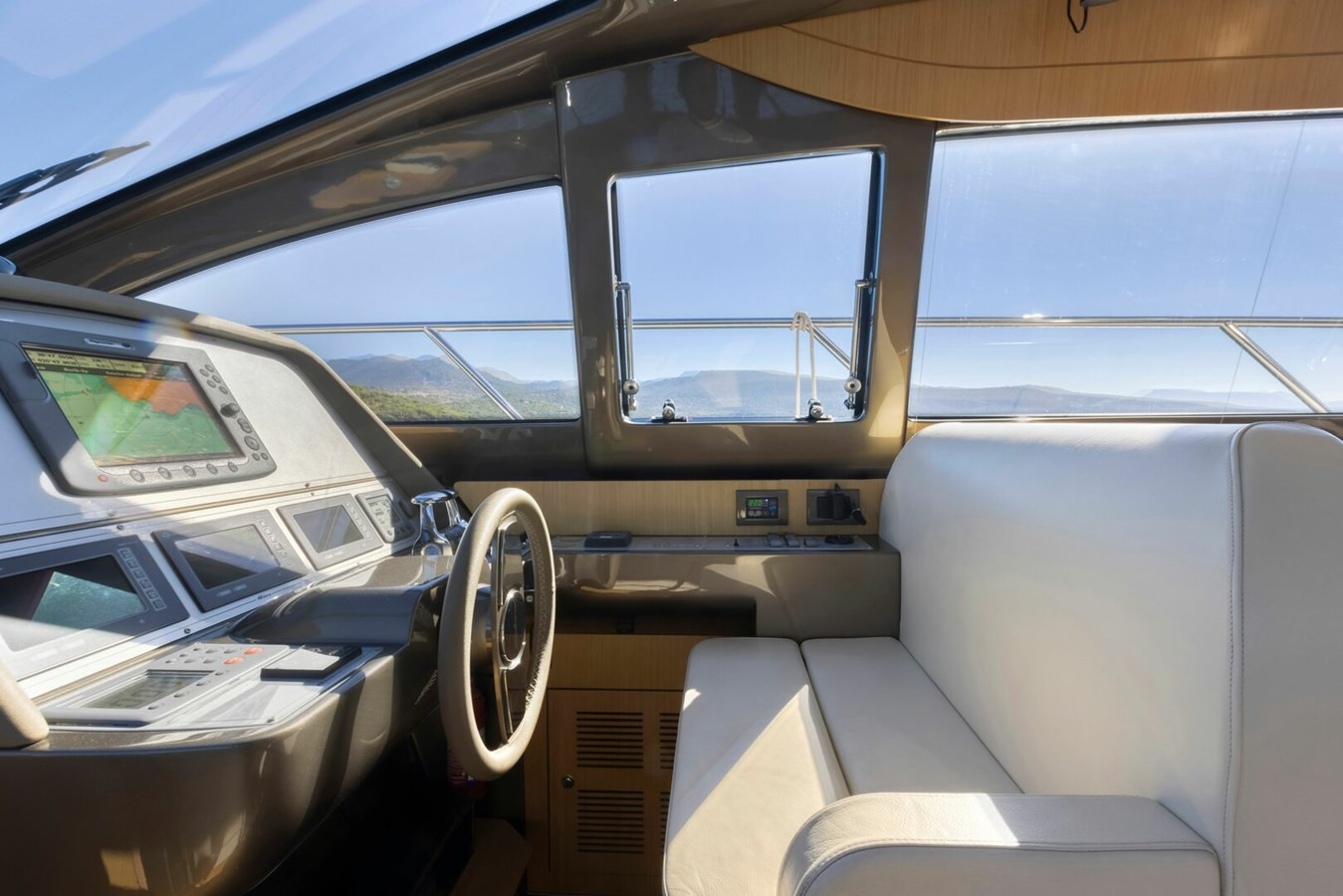 https://arconyachts.ams3.digitaloceanspaces.com/123298/conversions/large_3803841-optimize.jpg