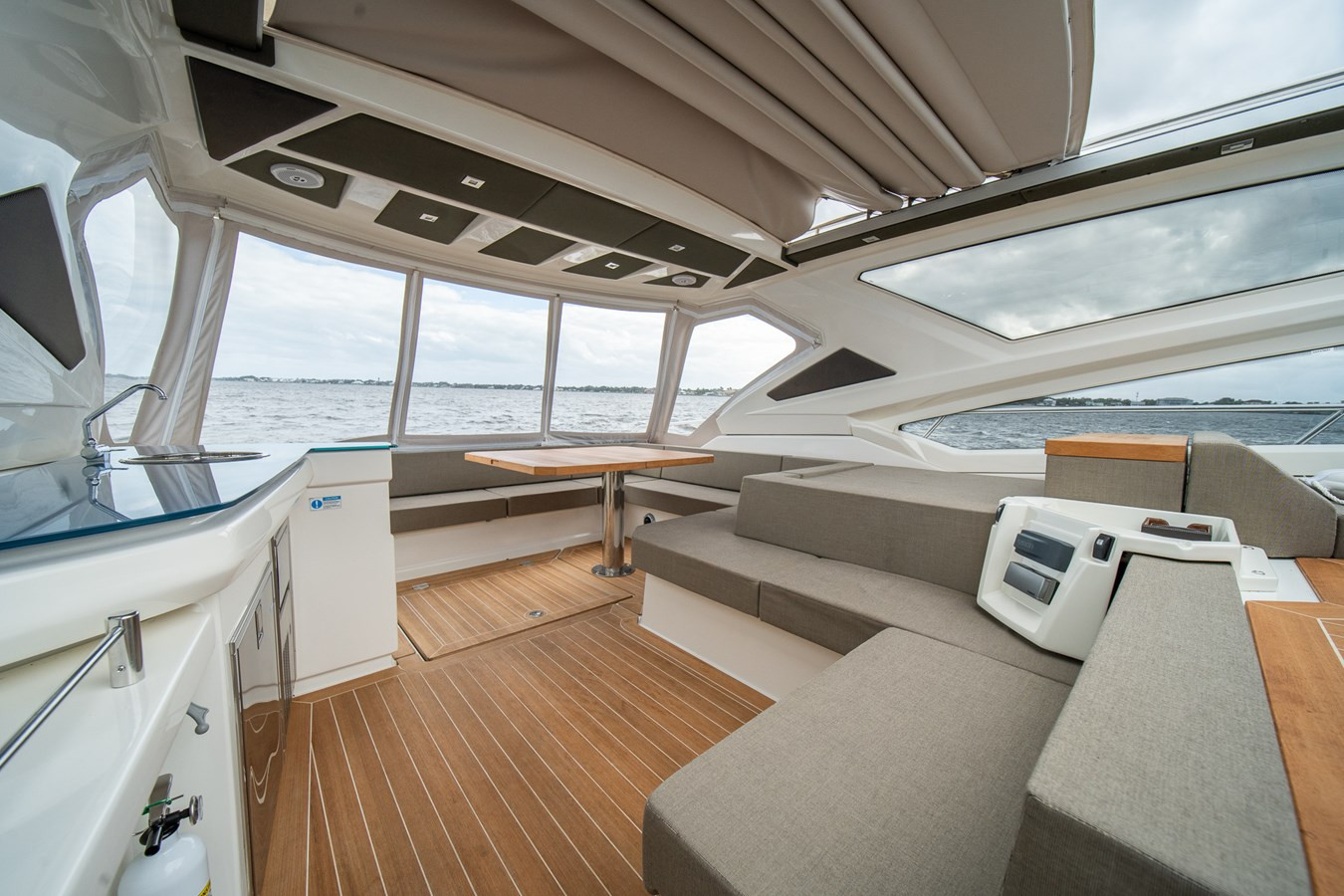 https://arconyachts.ams3.digitaloceanspaces.com/123343/conversions/large_4042445-optimize.jpg