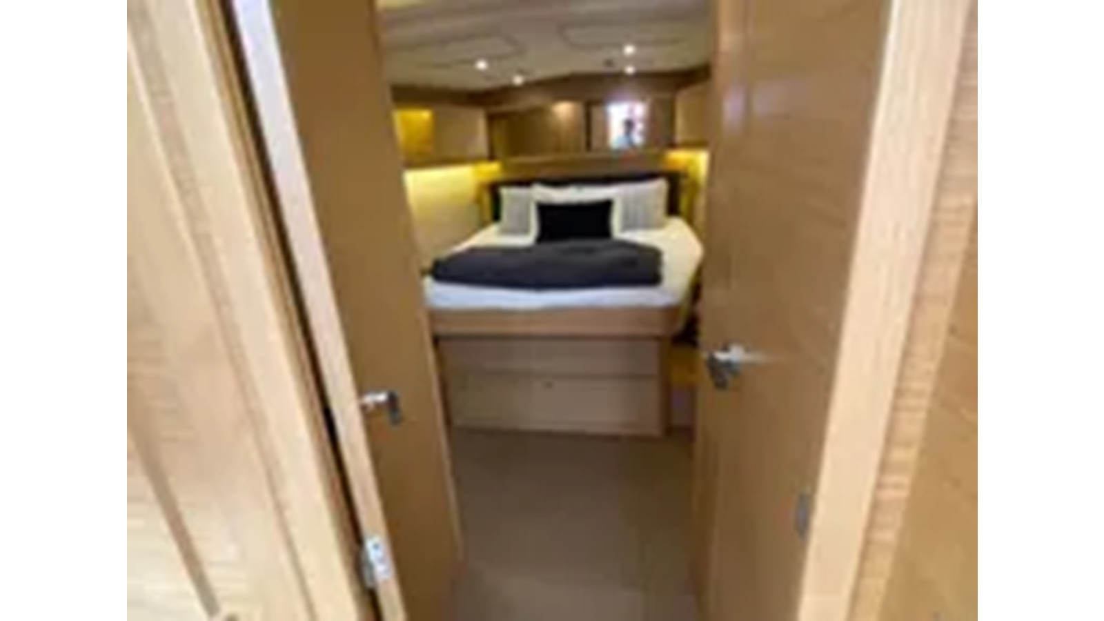 https://arconyachts.ams3.digitaloceanspaces.com/123466/conversions/large_4324773-optimize.jpg