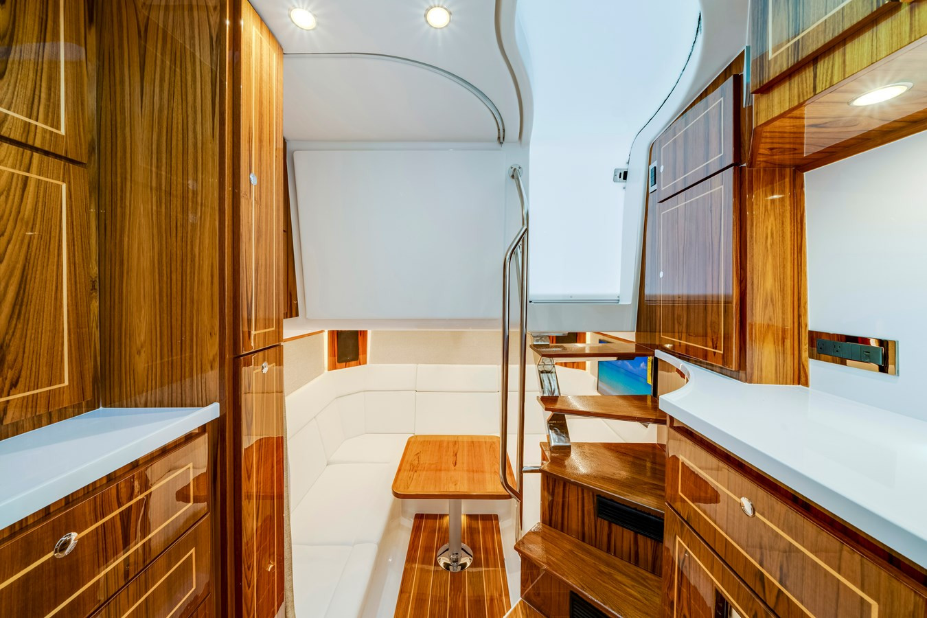 https://arconyachts.ams3.digitaloceanspaces.com/123912/conversions/large_4747273-optimize.jpg