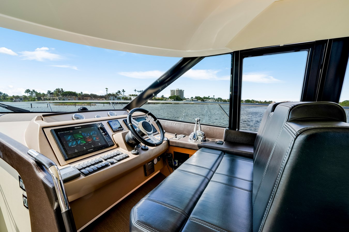 https://arconyachts.ams3.digitaloceanspaces.com/124037/conversions/large_4830679-optimize.jpg