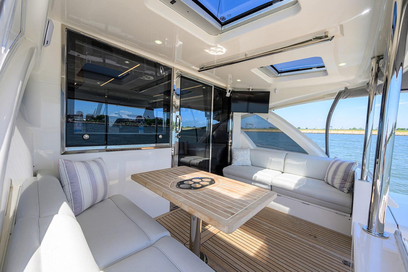 https://arconyachts.ams3.digitaloceanspaces.com/124202/conversions/large_4245450-optimize.jpg