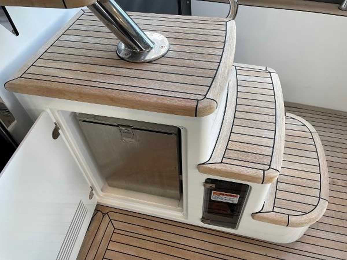 https://arconyachts.ams3.digitaloceanspaces.com/124633/conversions/large_4548949-optimize.jpg