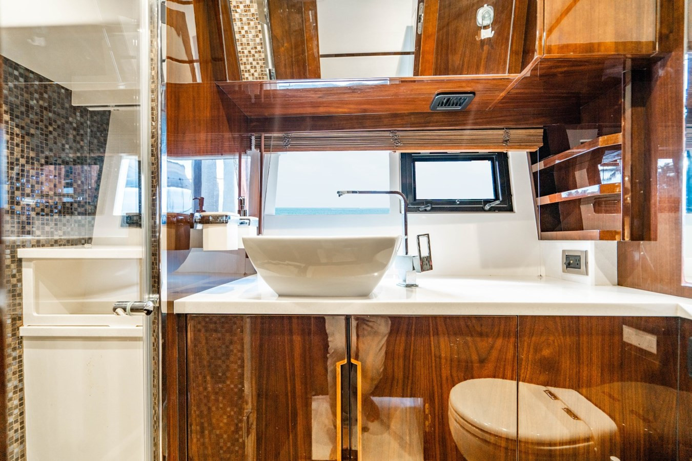 https://arconyachts.ams3.digitaloceanspaces.com/124805/conversions/large_3401054-optimize.jpg