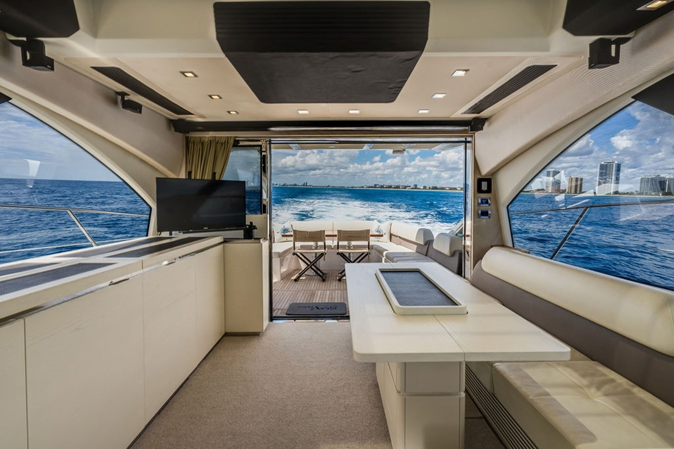 https://arconyachts.ams3.digitaloceanspaces.com/125000/conversions/large_3633887-optimize.jpg